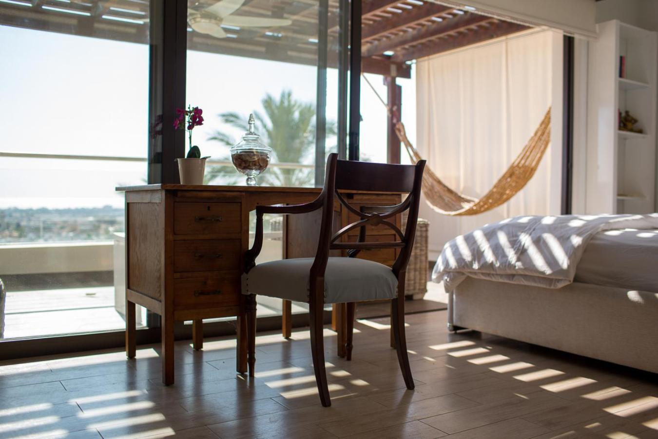 Penthouse Duplex Overlooking The Mediterranean Larnaca Exterior foto