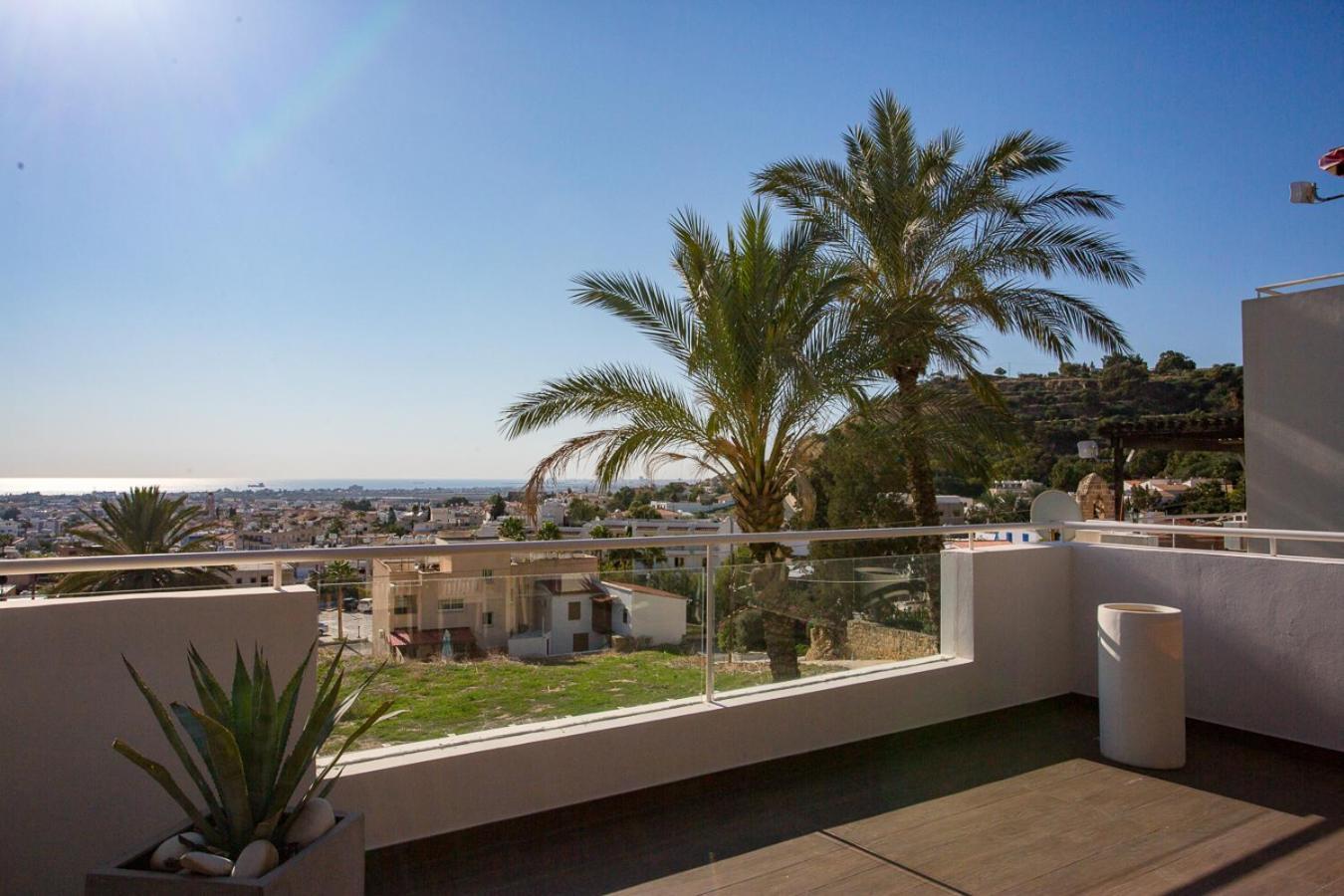 Penthouse Duplex Overlooking The Mediterranean Larnaca Exterior foto