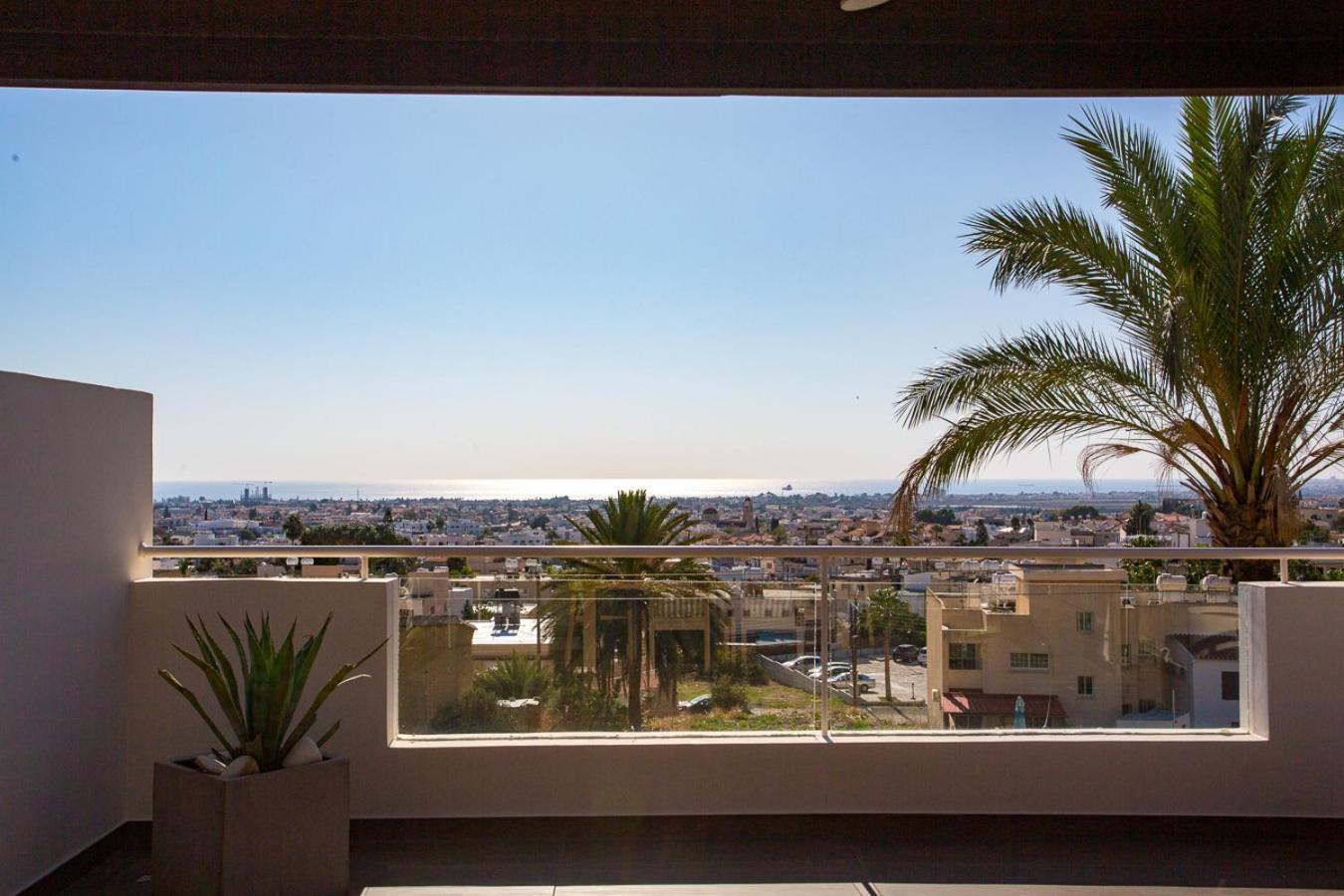 Penthouse Duplex Overlooking The Mediterranean Larnaca Exterior foto