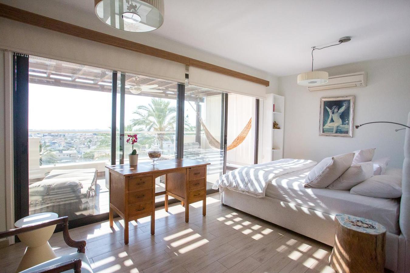 Penthouse Duplex Overlooking The Mediterranean Larnaca Exterior foto