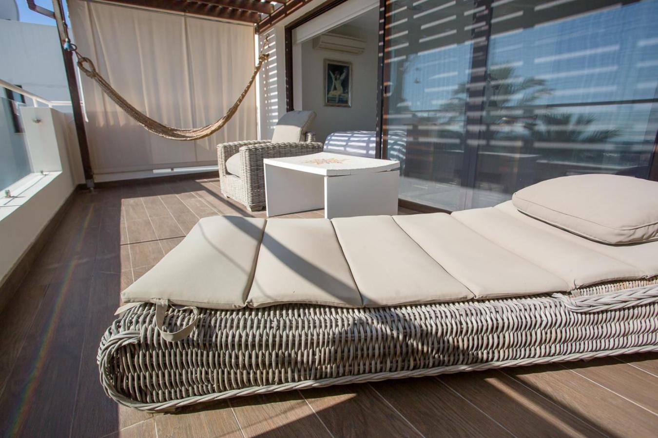 Penthouse Duplex Overlooking The Mediterranean Larnaca Exterior foto
