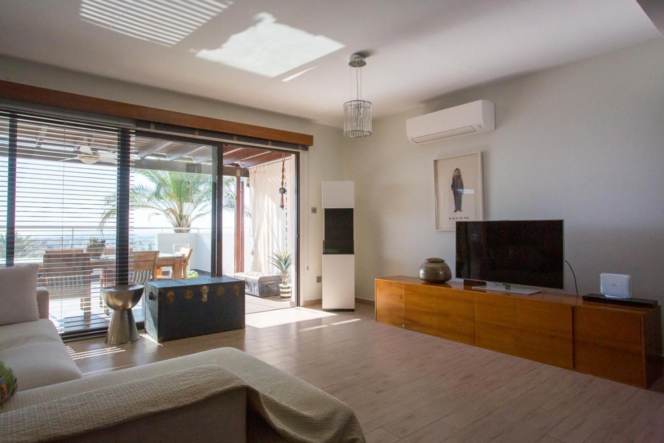 Penthouse Duplex Overlooking The Mediterranean Larnaca Exterior foto