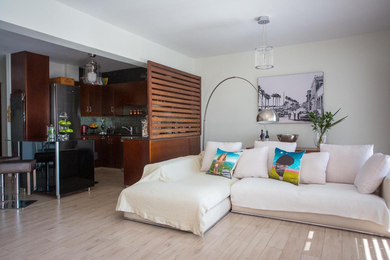Penthouse Duplex Overlooking The Mediterranean Larnaca Exterior foto