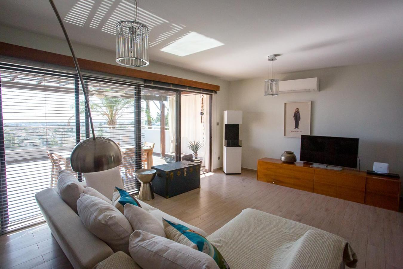 Penthouse Duplex Overlooking The Mediterranean Larnaca Exterior foto