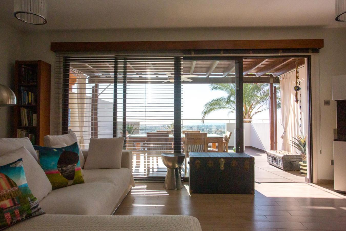 Penthouse Duplex Overlooking The Mediterranean Larnaca Exterior foto