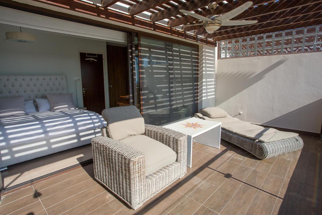 Penthouse Duplex Overlooking The Mediterranean Larnaca Exterior foto