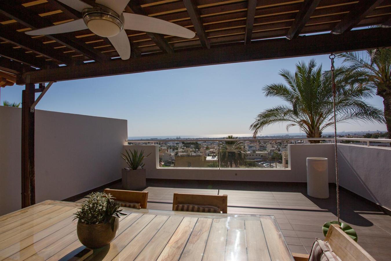 Penthouse Duplex Overlooking The Mediterranean Larnaca Exterior foto