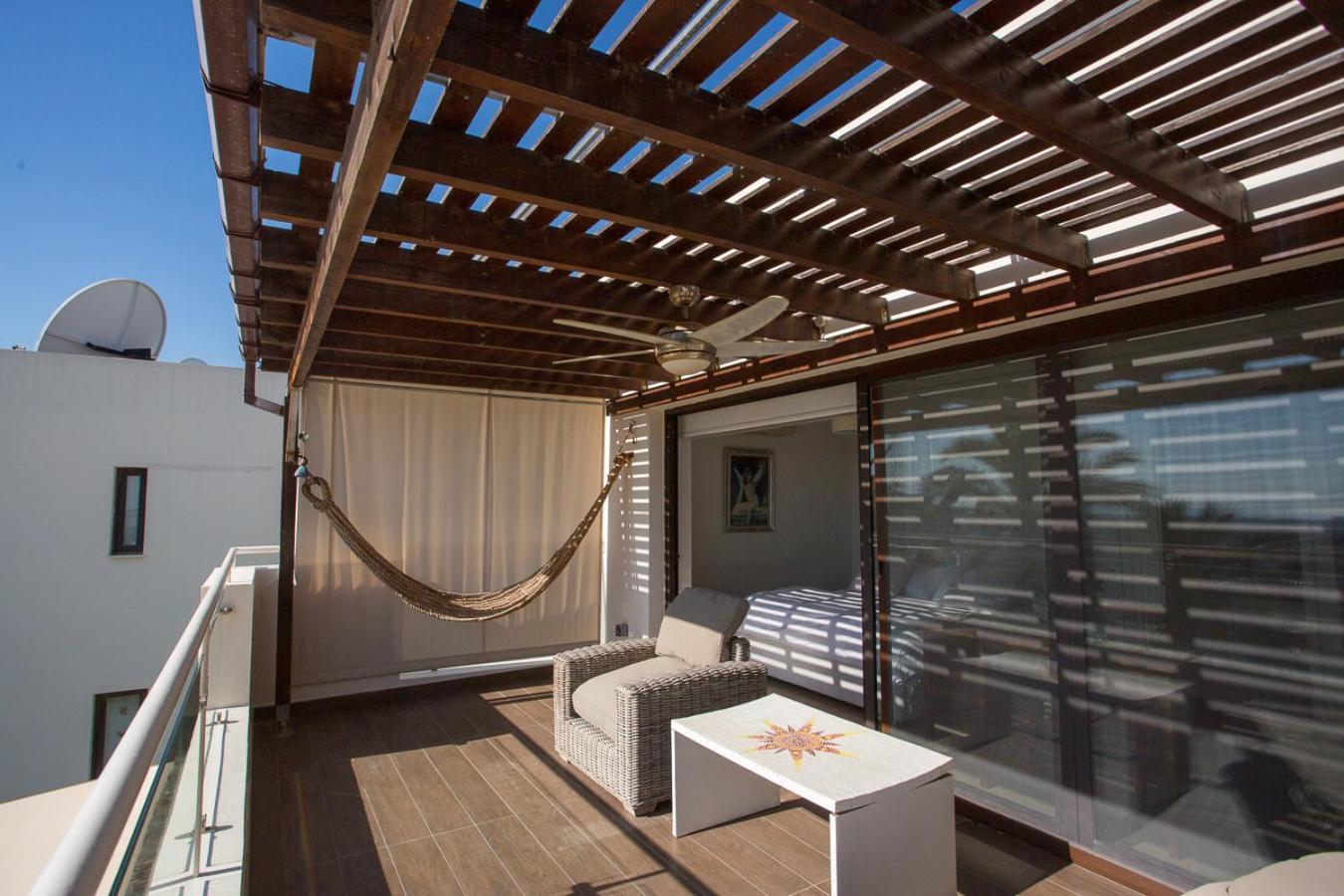 Penthouse Duplex Overlooking The Mediterranean Larnaca Exterior foto
